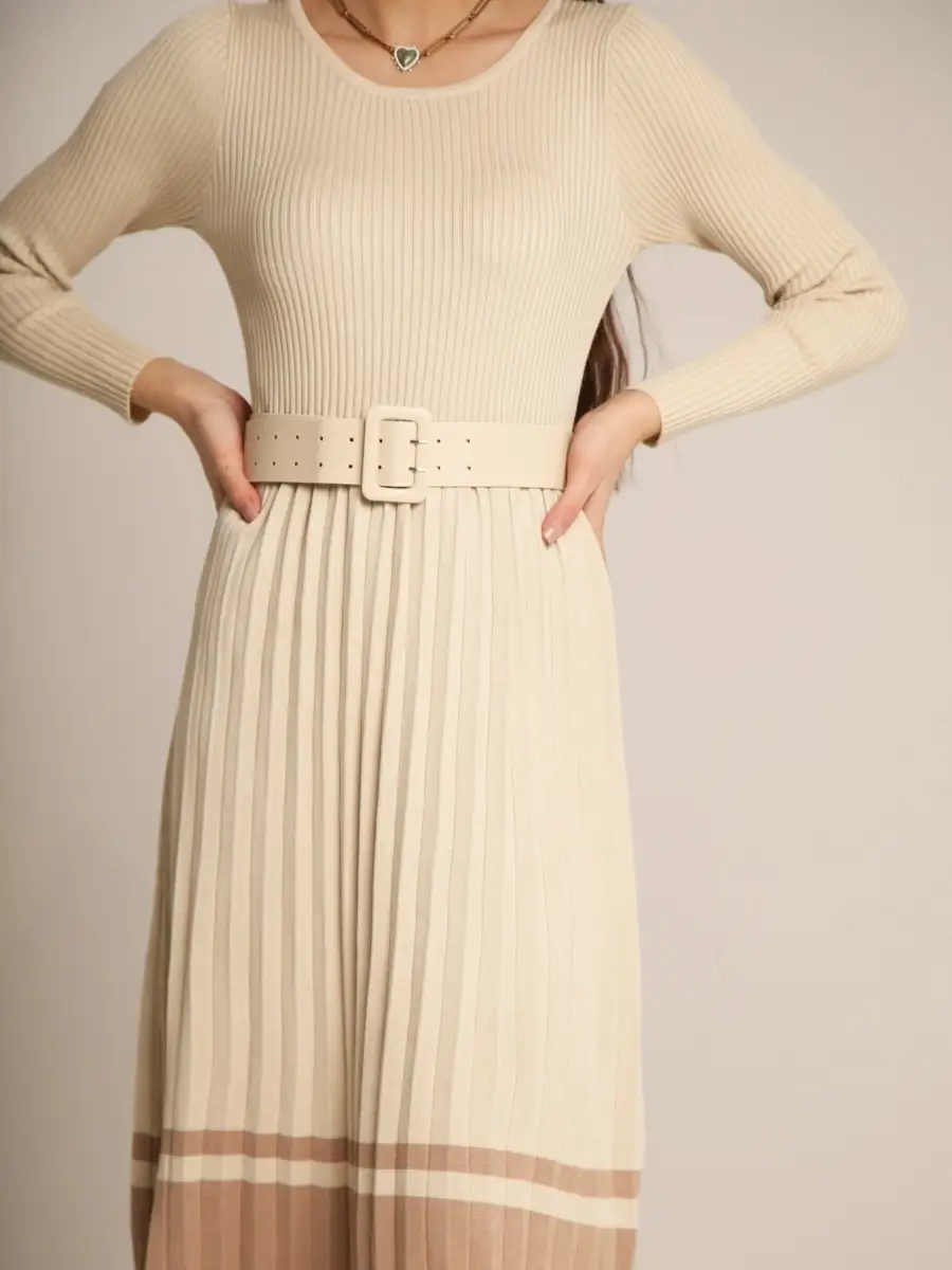 Молочное платье трикотажное ниже колена тёплое зимнее