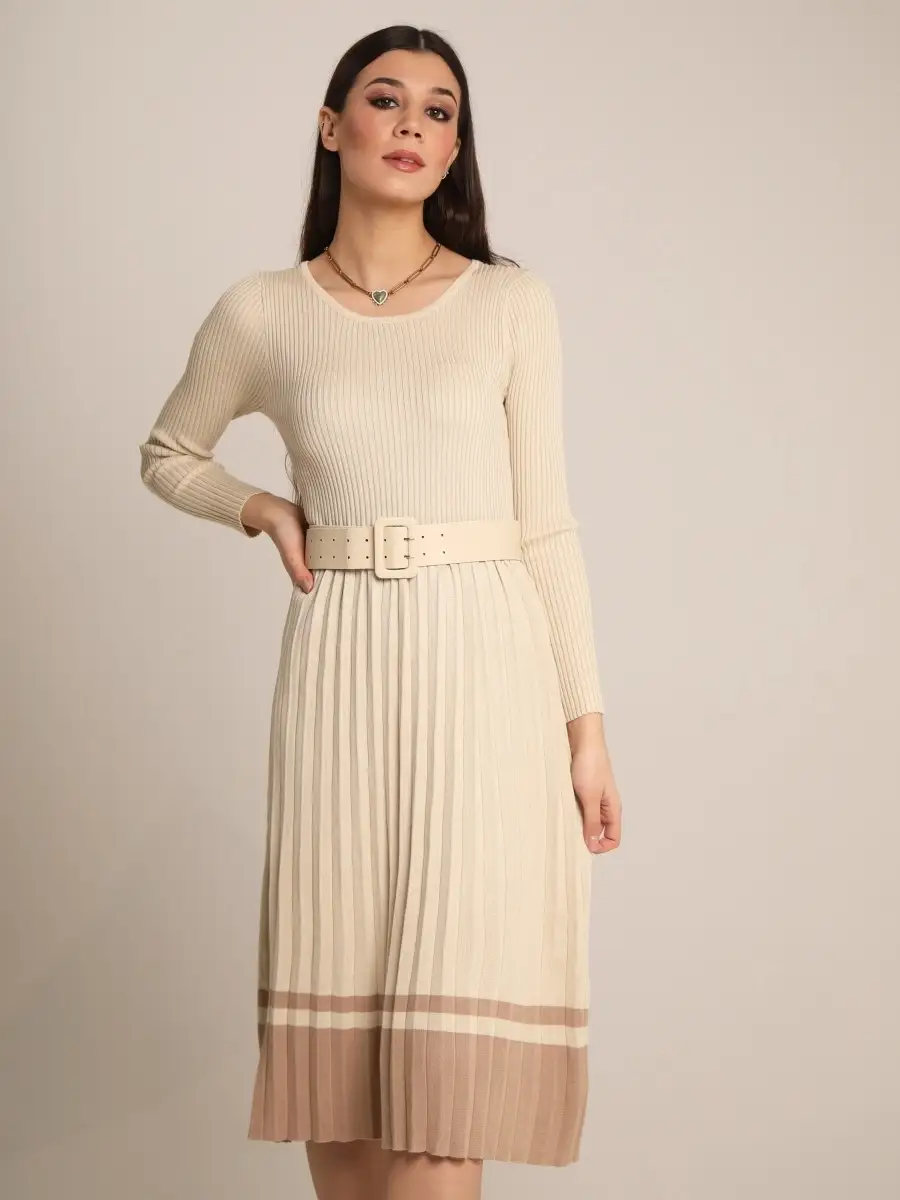 Молочное платье трикотажное ниже колена тёплое зимнее