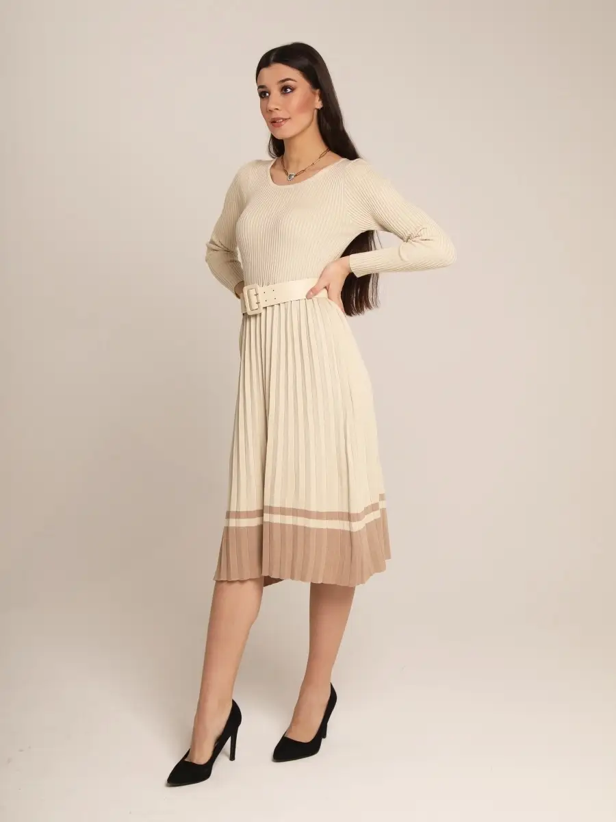 Молочное платье трикотажное ниже колена тёплое зимнее