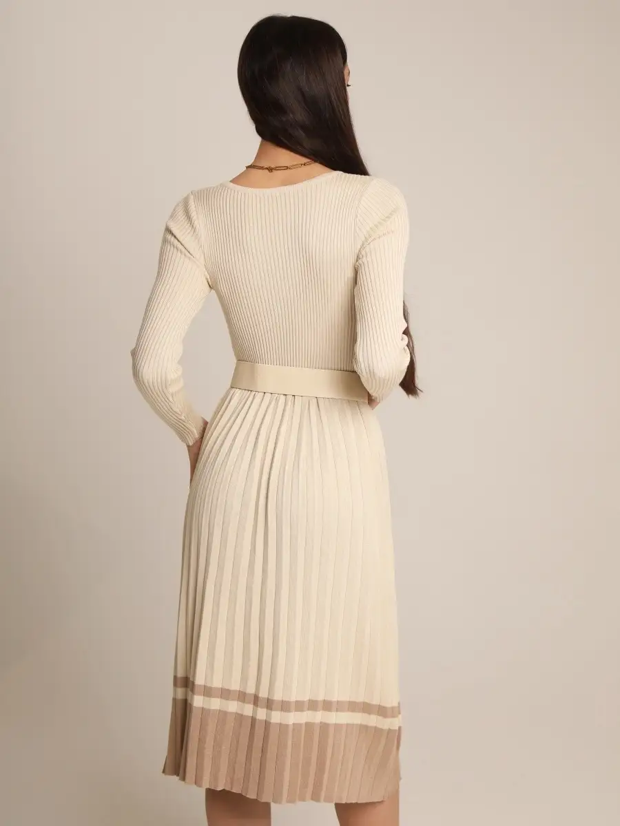 Молочное платье трикотажное ниже колена тёплое зимнее