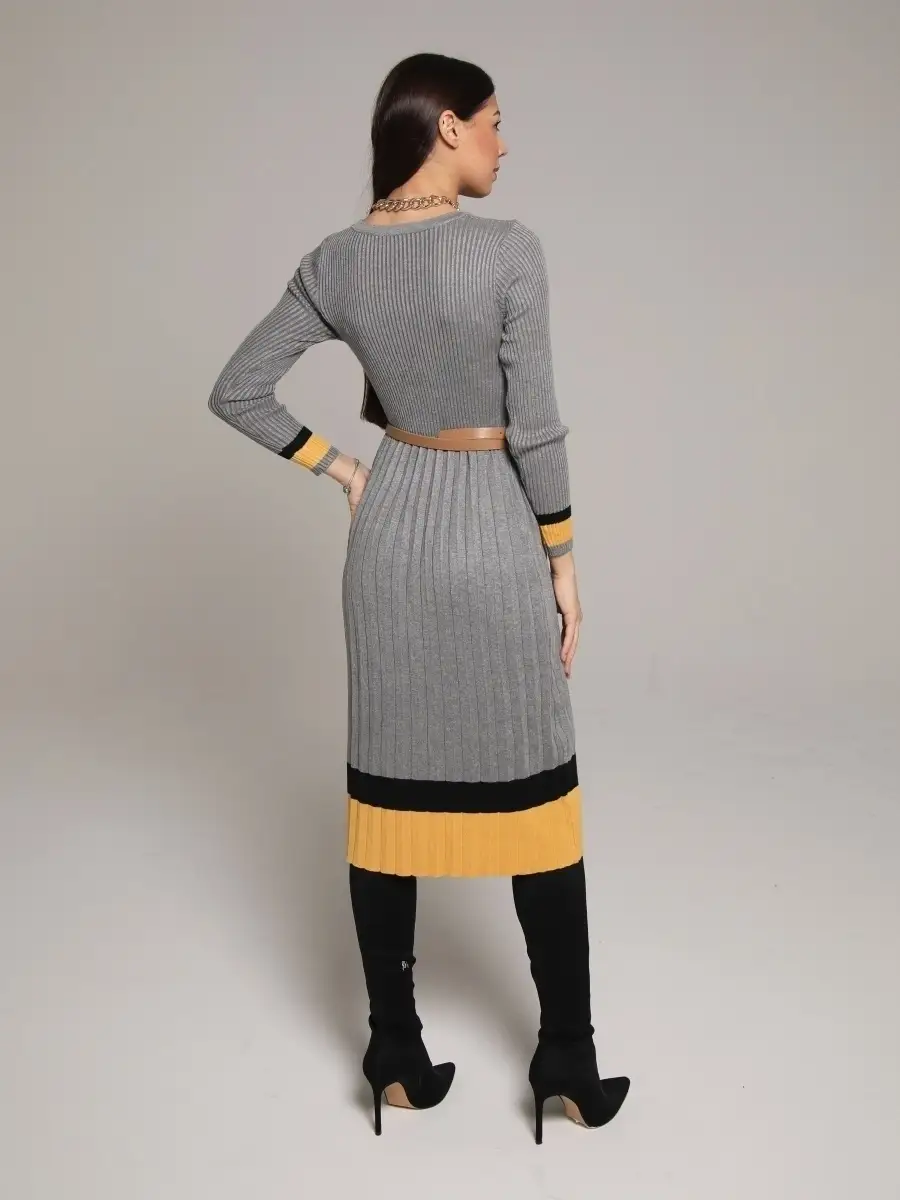 Серое платье трикотажное ниже колена тёплое зимнее