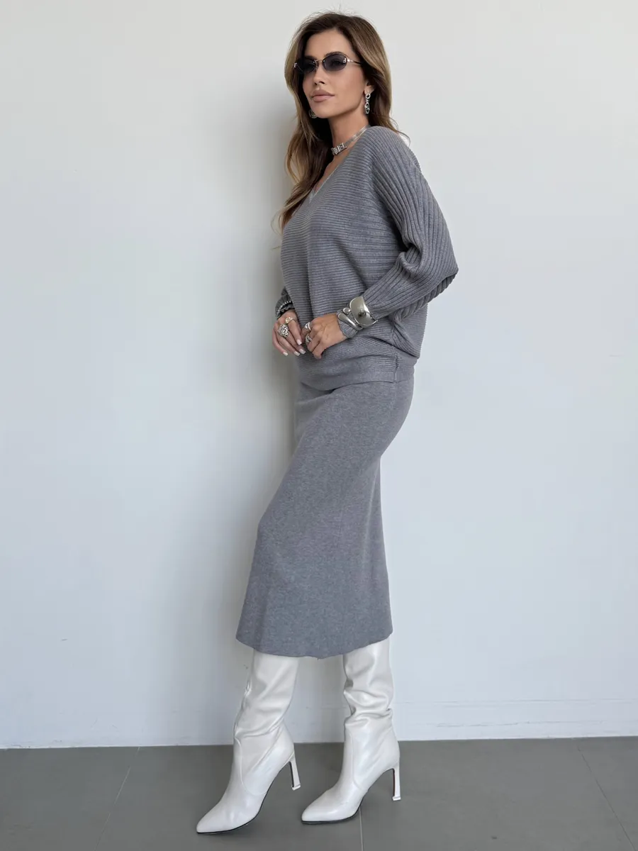 Серый теплый костюм с юбкой осенний трикотажный