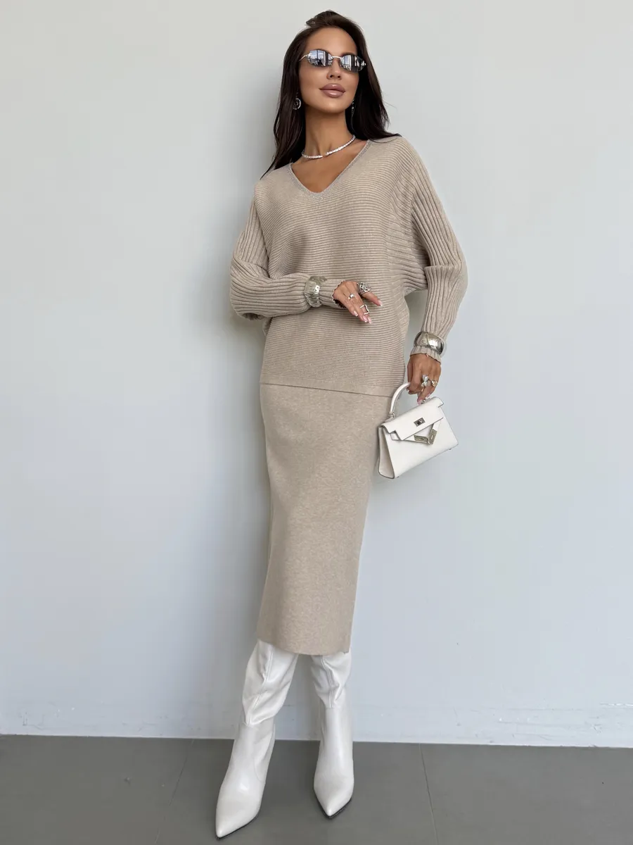 Бежевый теплый костюм с юбкой осенний трикотажный