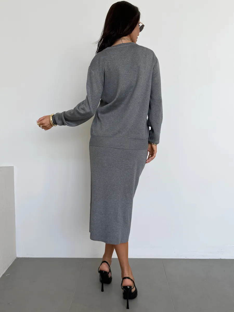Серый теплый костюм с юбкой осенний трикотажный