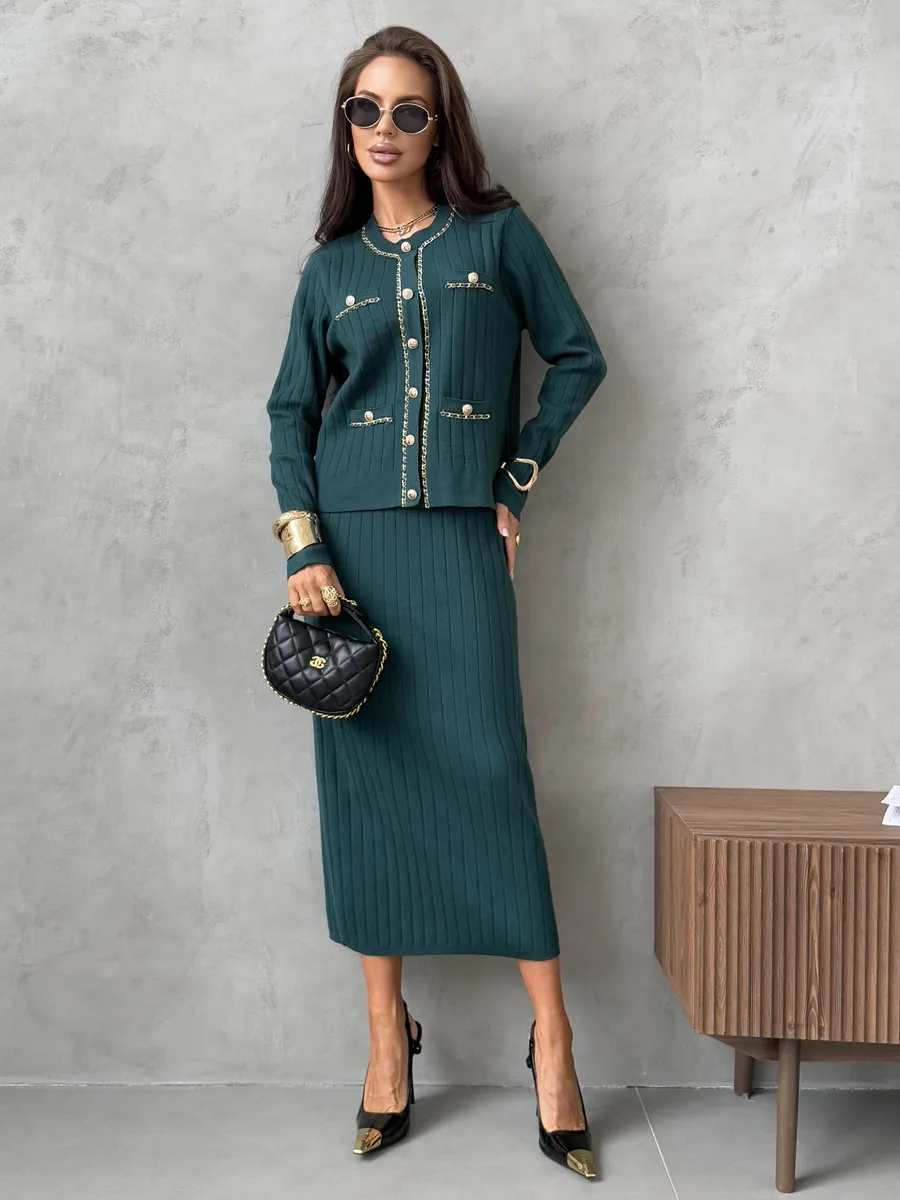 Зеленый теплый костюм с юбкой осенний трикотажный