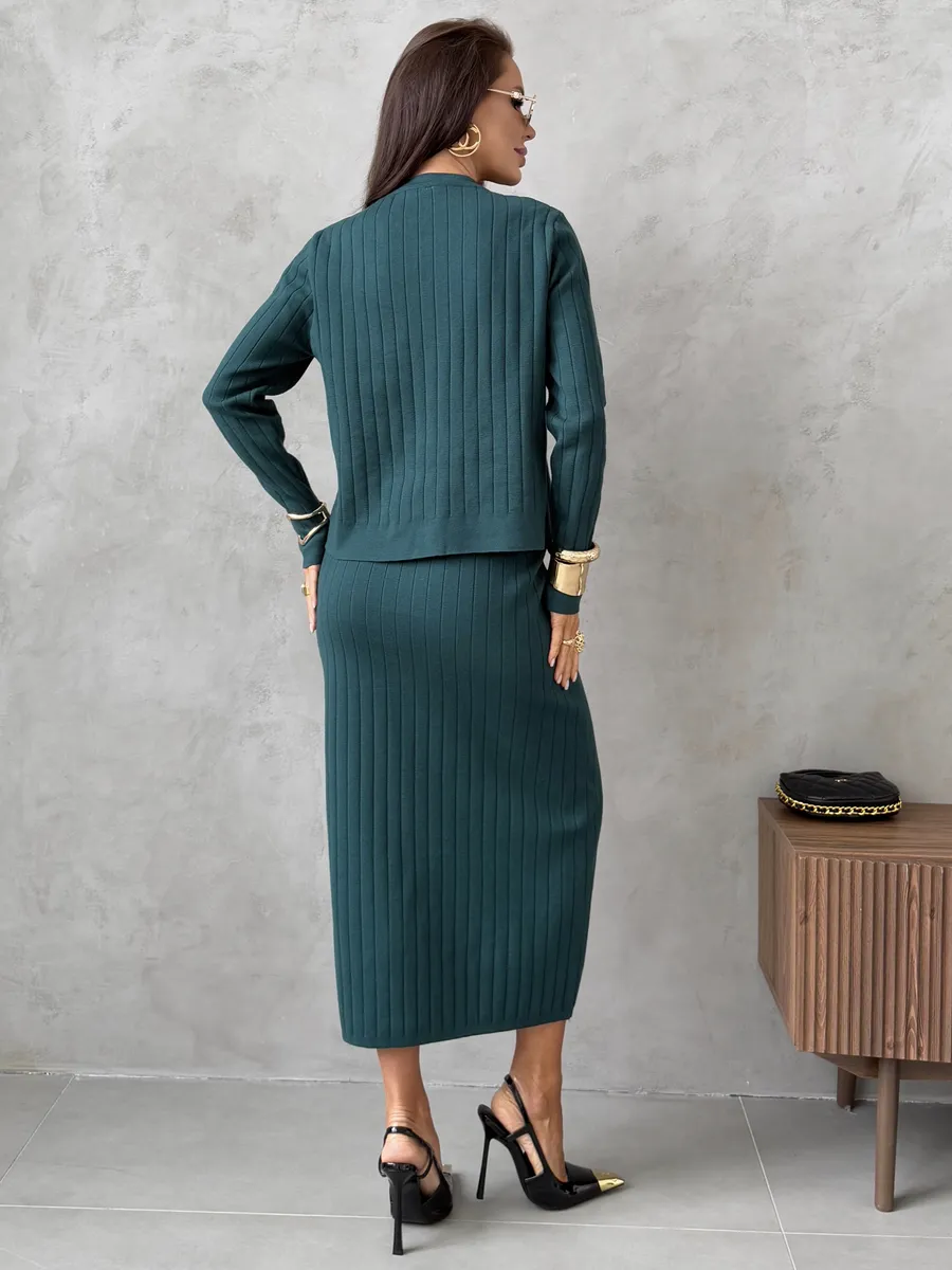 Зеленый теплый костюм с юбкой осенний трикотажный