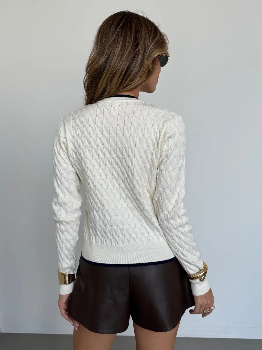 Белая кофта теплая на пуговицах нарядная