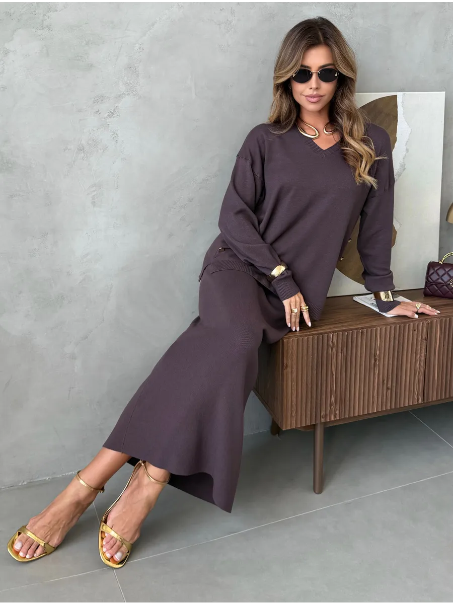 Коричневый костюм с юбкой теплый трикотажный