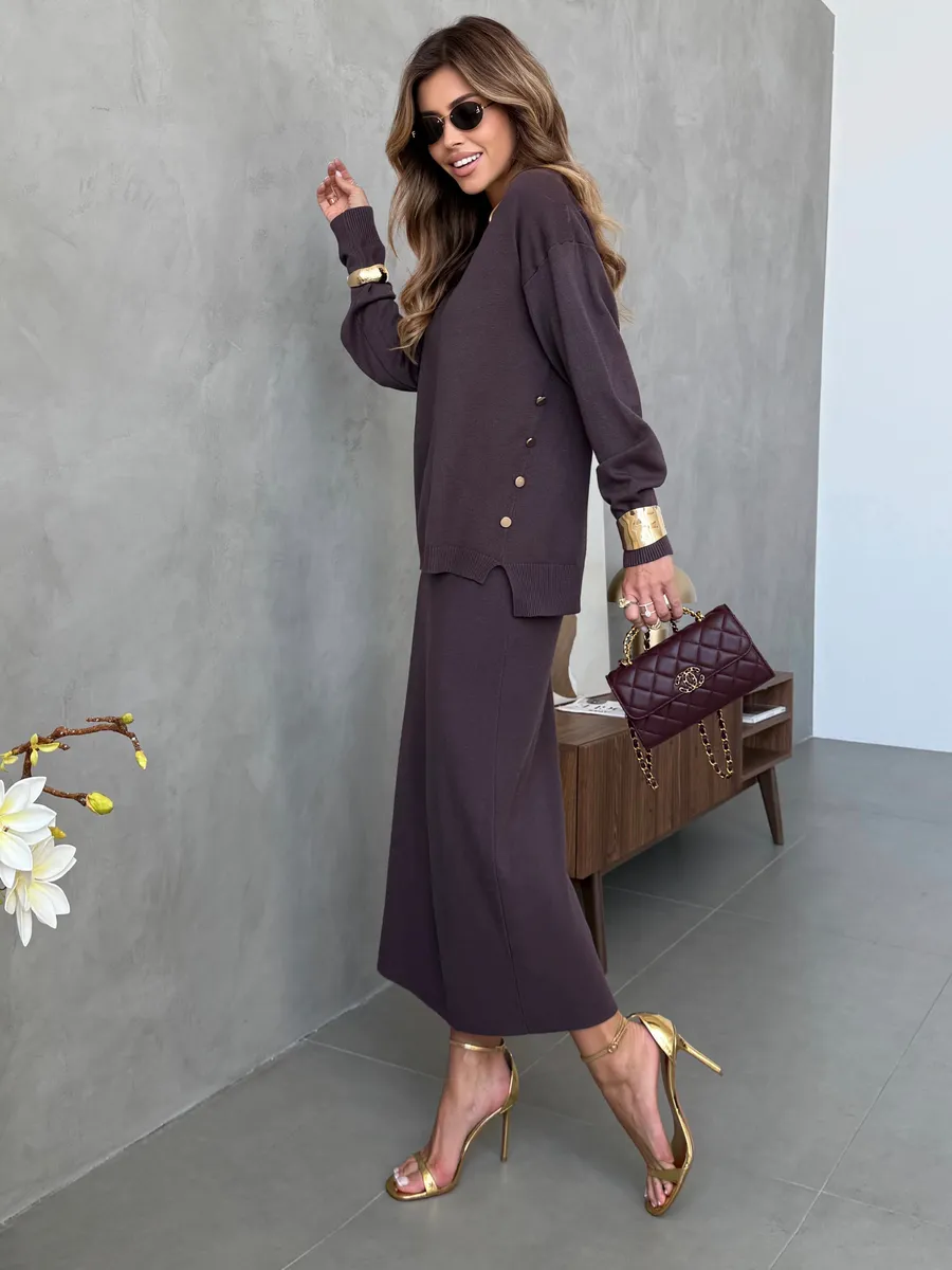 Коричневый костюм с юбкой теплый трикотажный