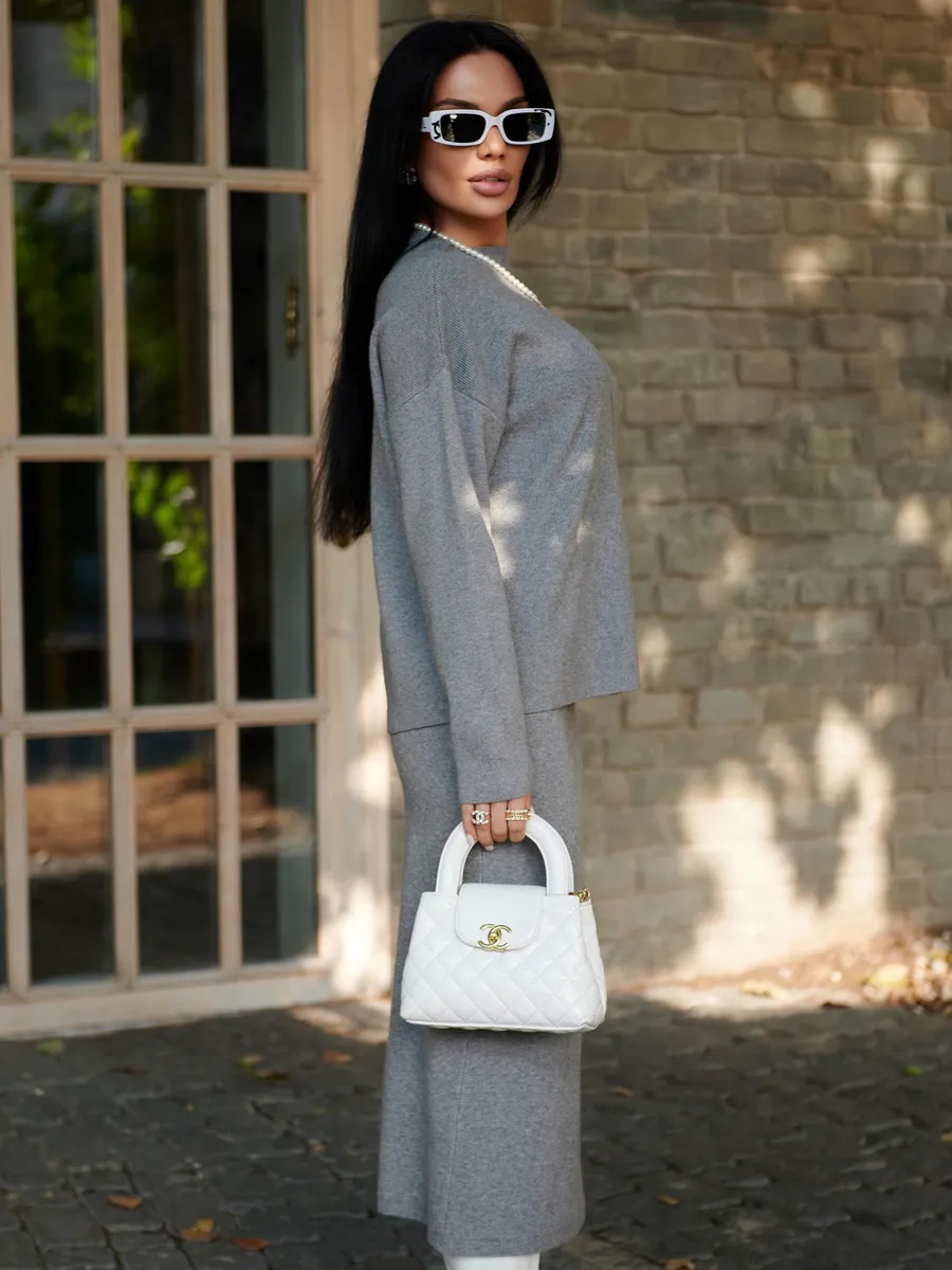 Серый костюм с юбкой теплый трикотажный