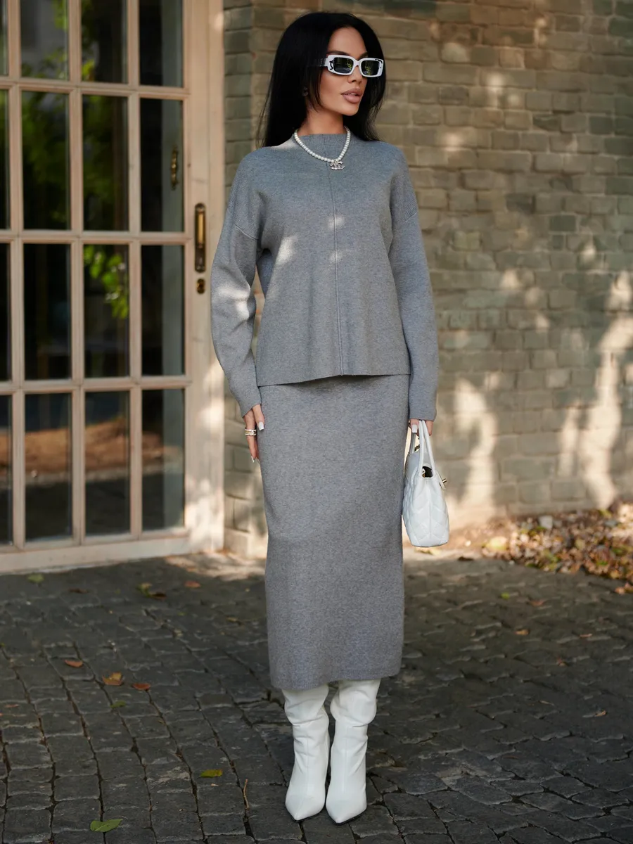 Серый костюм с юбкой теплый трикотажный