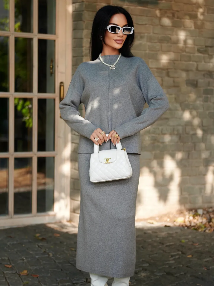 Серый костюм с юбкой теплый трикотажный