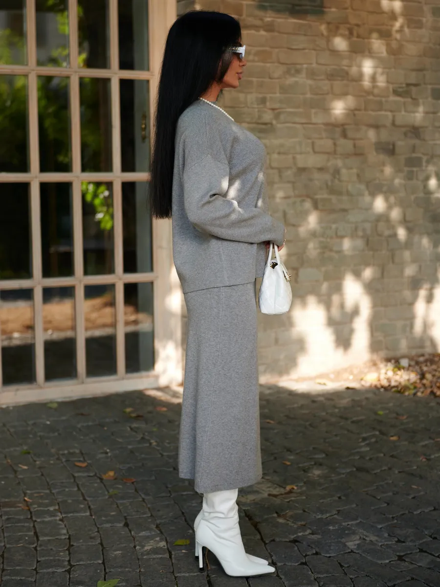 Серый костюм с юбкой теплый трикотажный