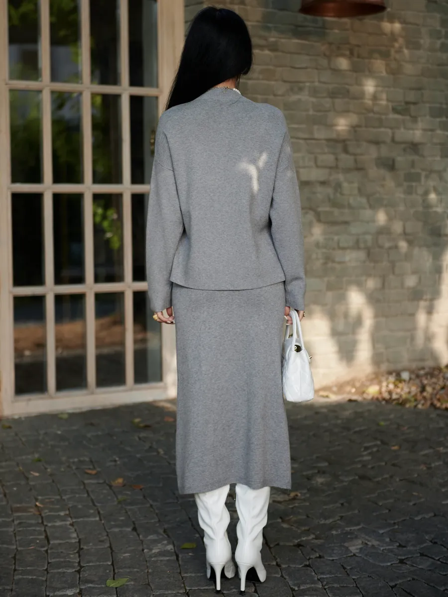 Серый костюм с юбкой теплый трикотажный