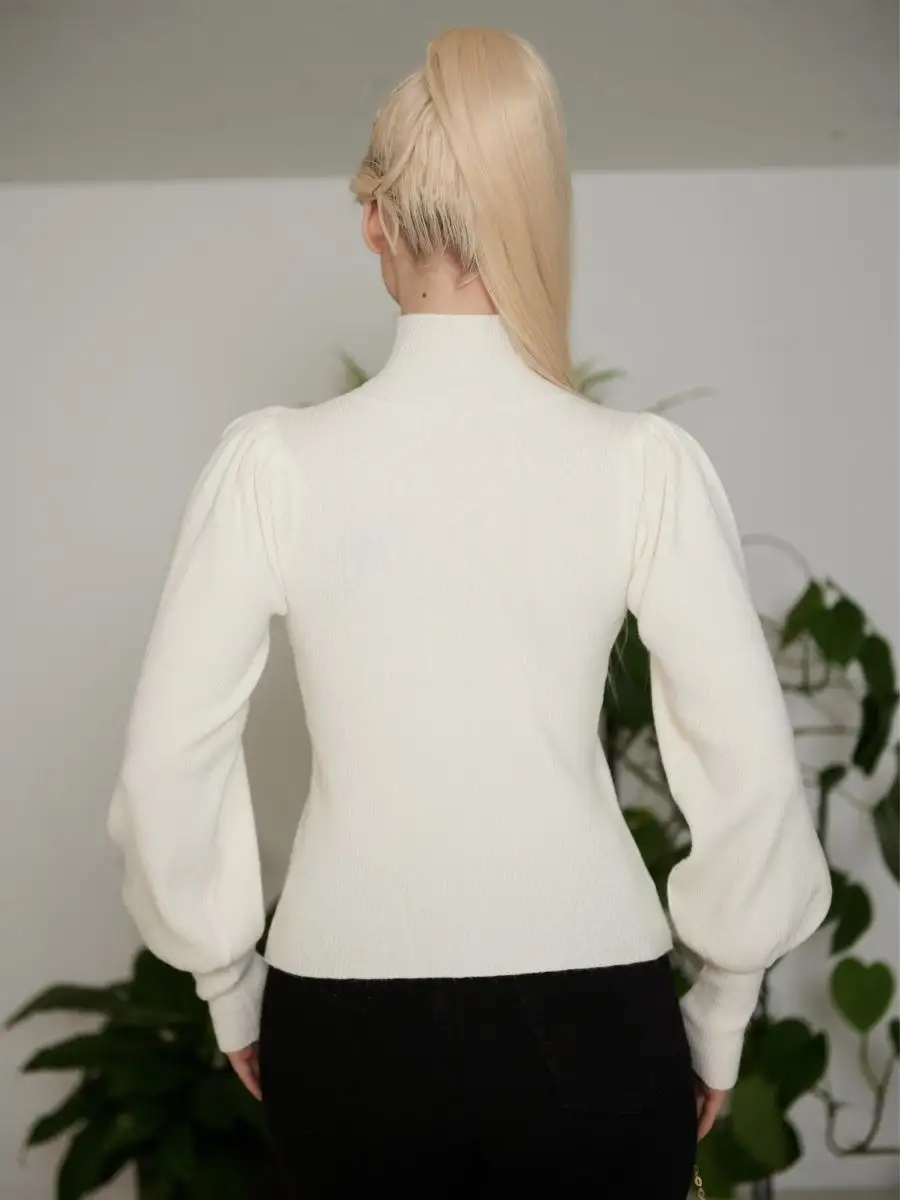 Белая кофта с длинным рукавом