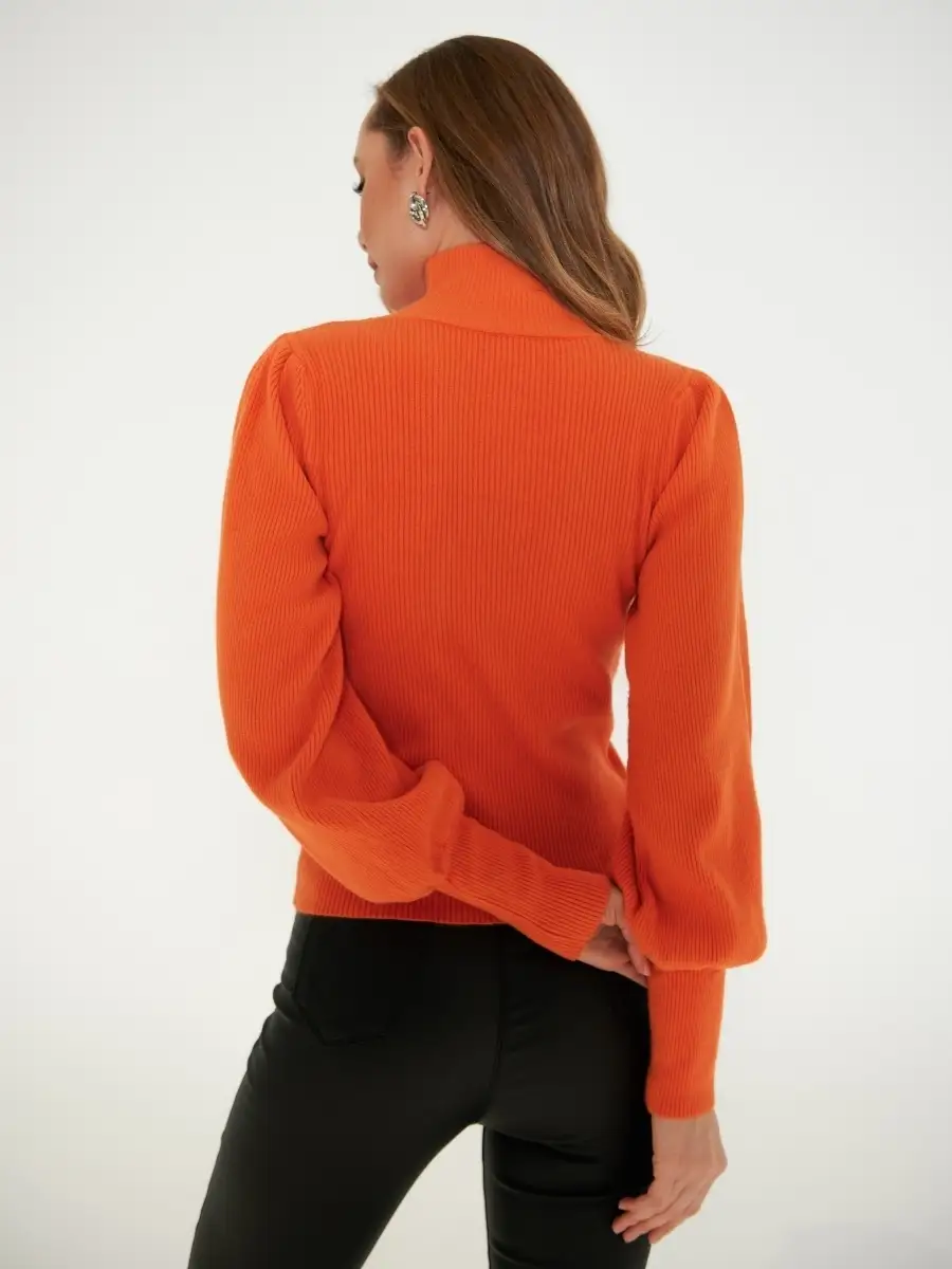 Оранжевая кофта с длинным рукавом