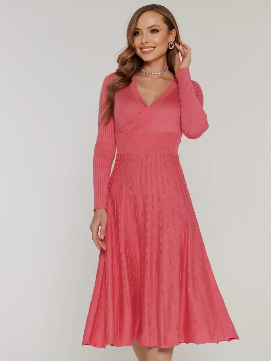 Розовое платье