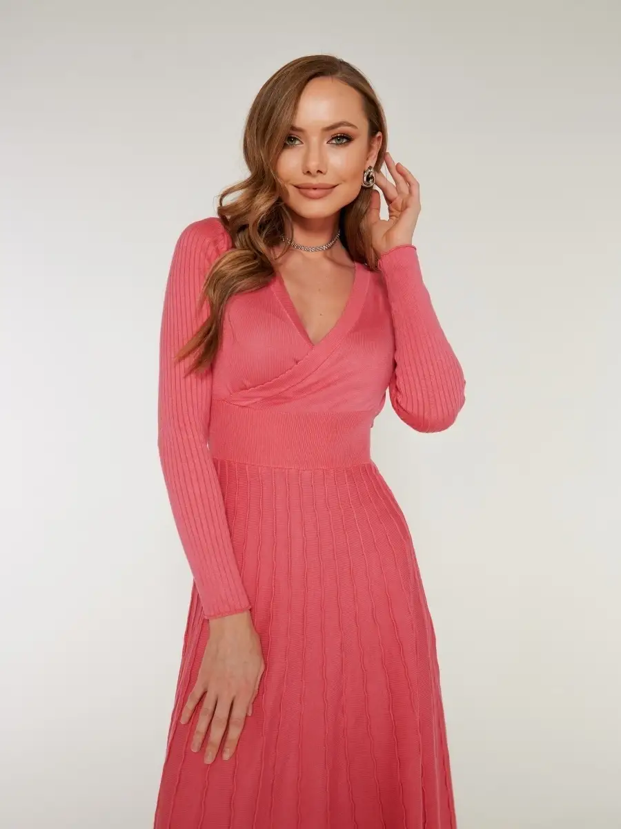 Розовое платье