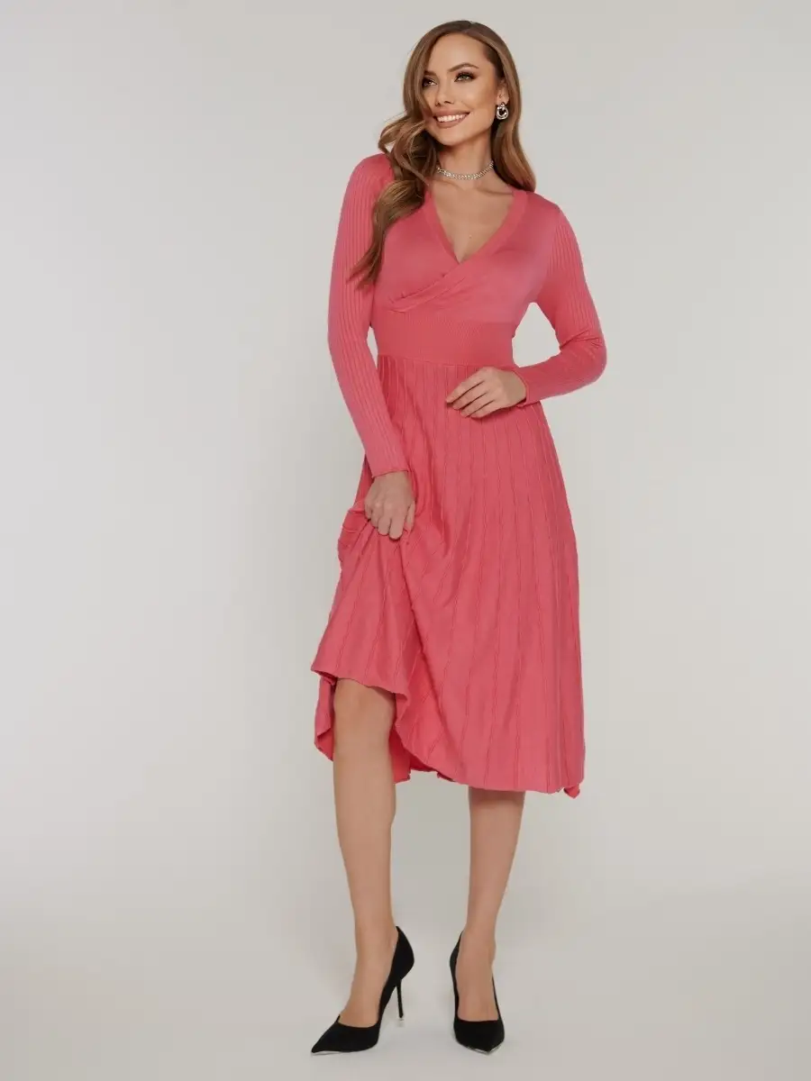 Розовое платье