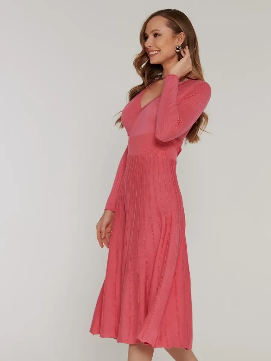 Розовое платье