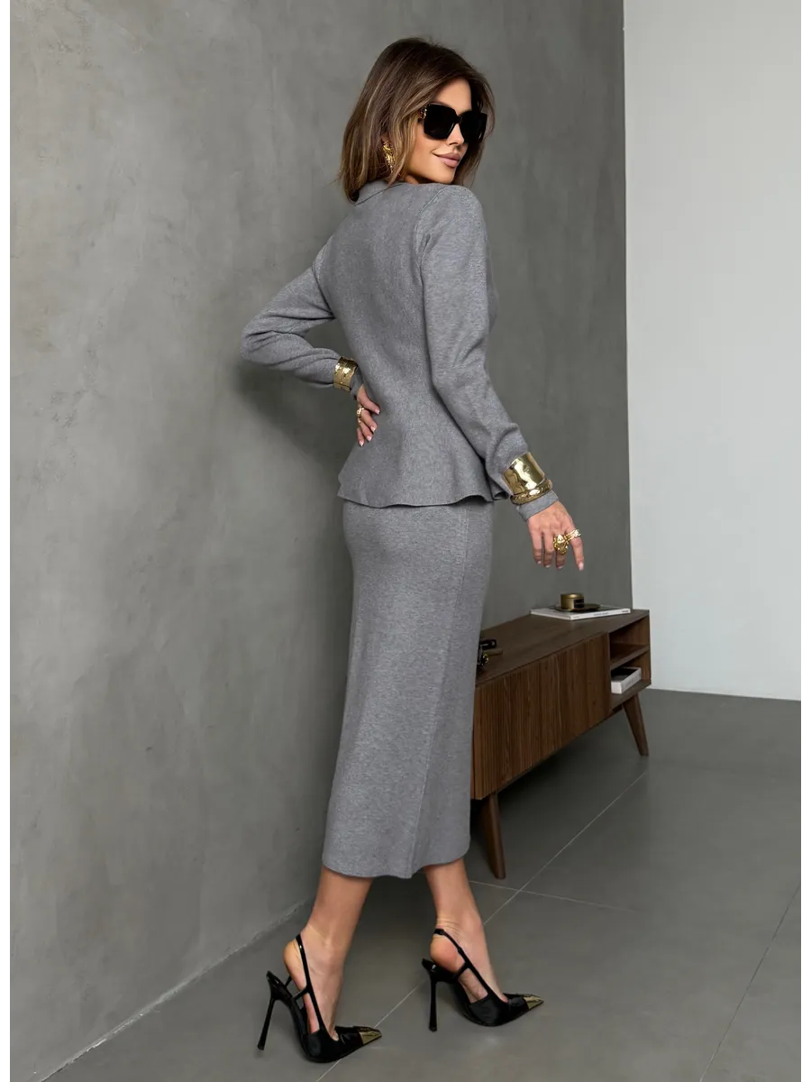 Серый костюм с юбкой теплый трикотажный