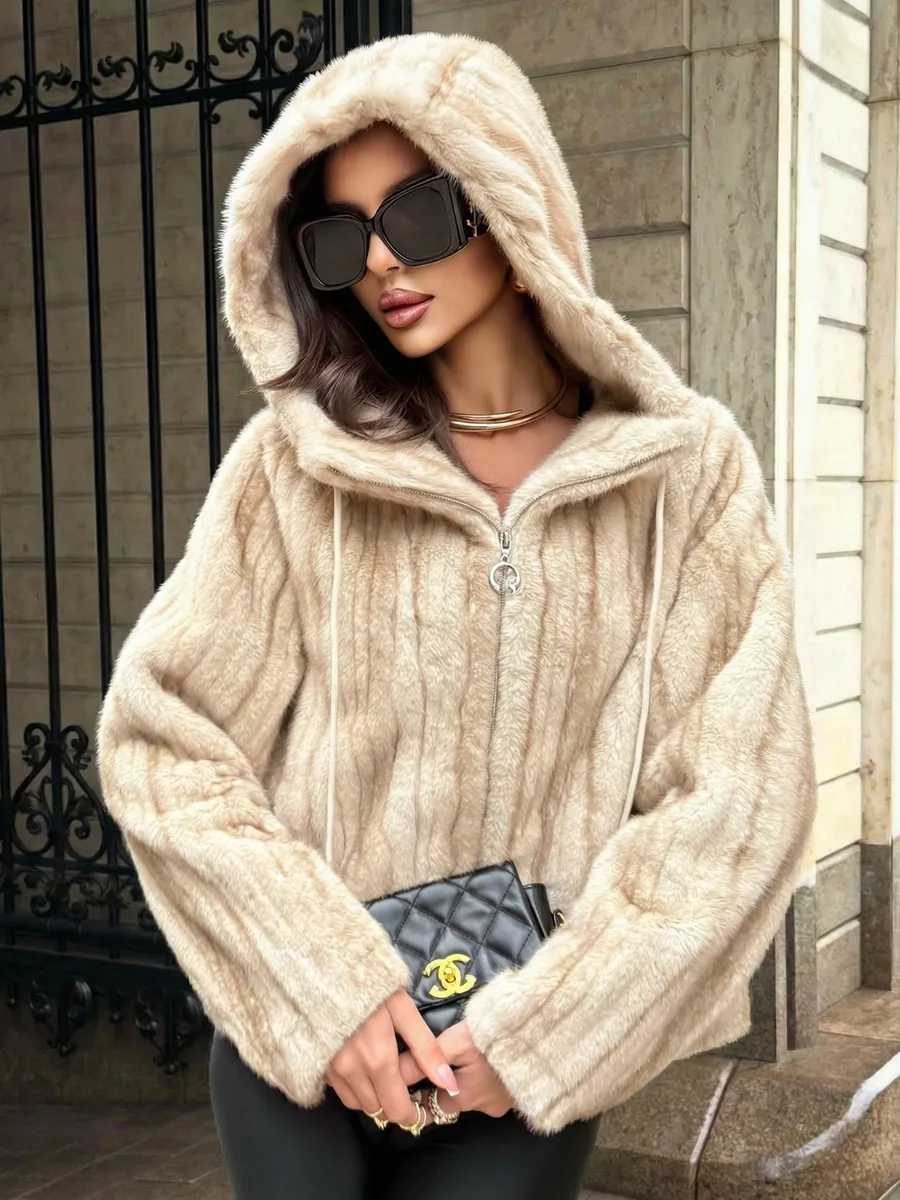 Шуба искусственная зимняя короткая с капюшоном