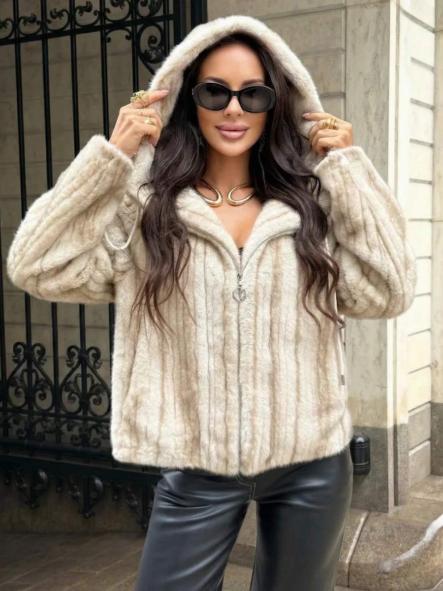 Молочная шуба искусственная зимняя короткая с капюшоном