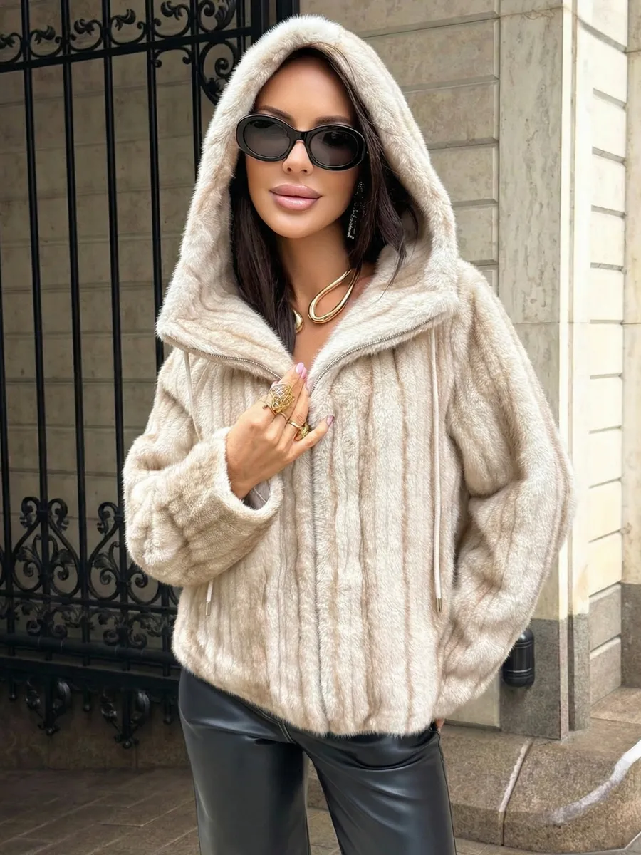 Молочная шуба искусственная зимняя короткая с капюшоном