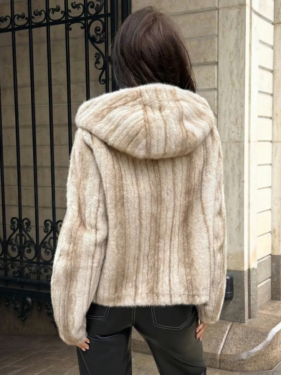 Молочная шуба искусственная зимняя короткая с капюшоном