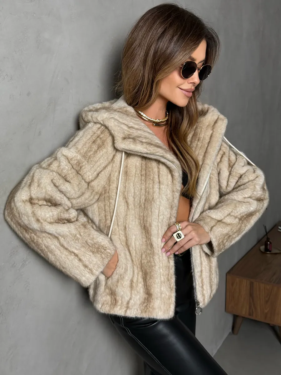 Молочная шуба искусственная зимняя короткая с капюшоном