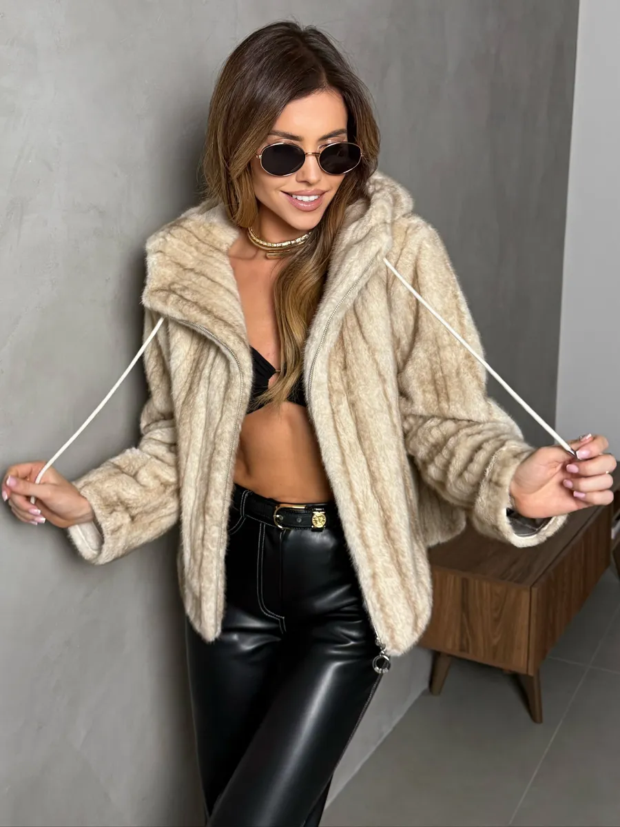 Молочная шуба искусственная зимняя короткая с капюшоном