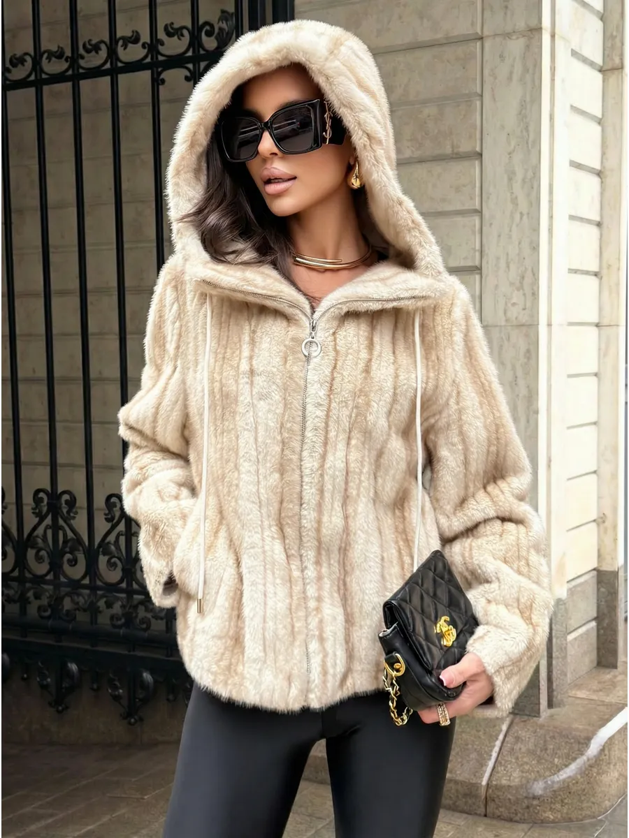 Шуба искусственная зимняя короткая с капюшоном