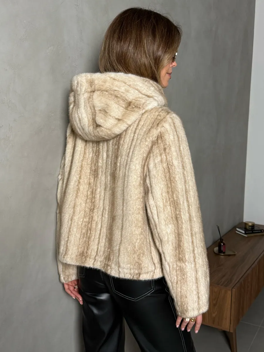 Молочная шуба искусственная зимняя короткая с капюшоном