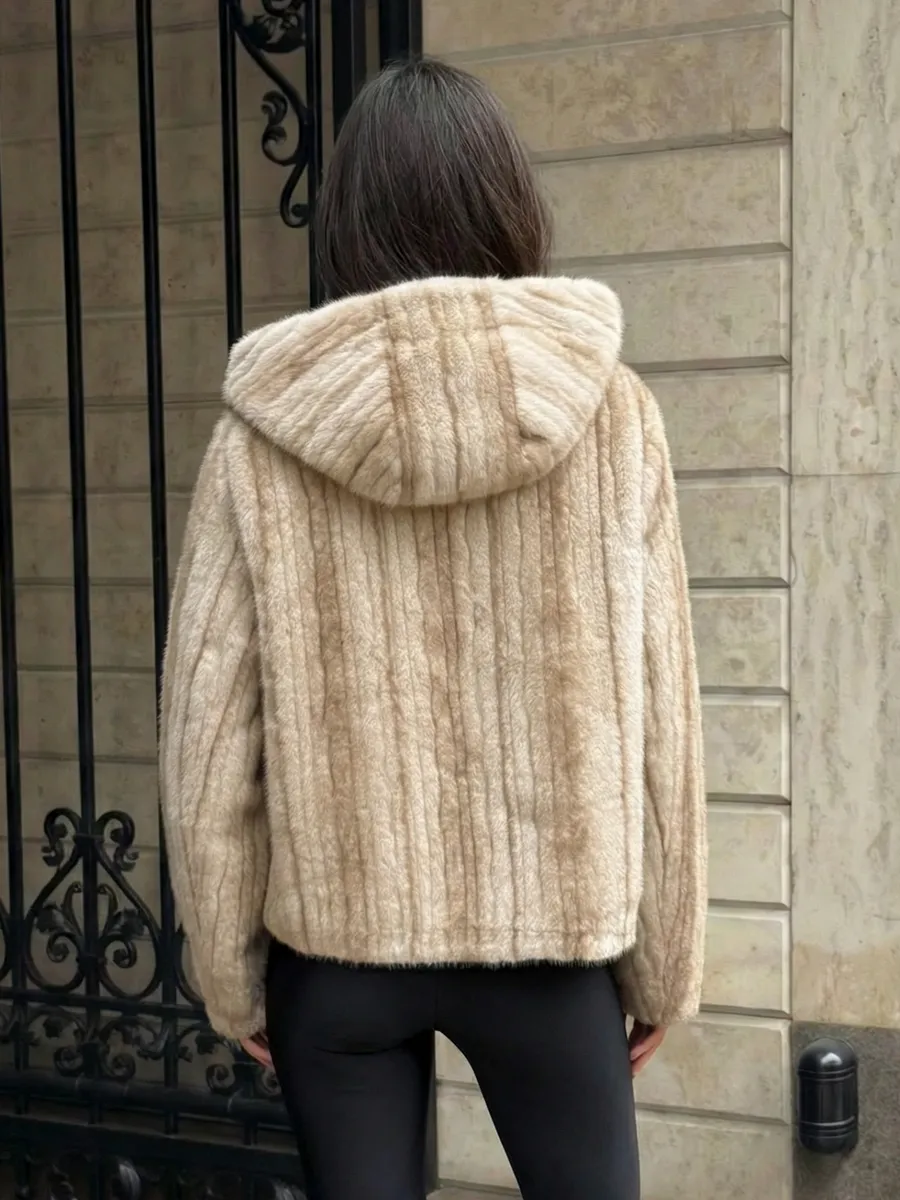 Молочная шуба искусственная зимняя короткая с капюшоном