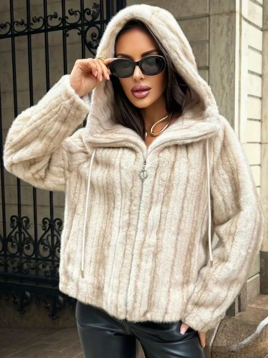 Молочная шуба искусственная зимняя короткая с капюшоном