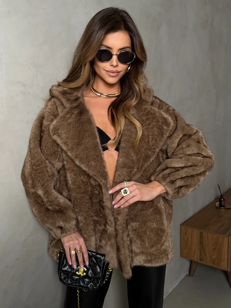 Коричневая шуба искусственная зимняя короткая с капюшоном