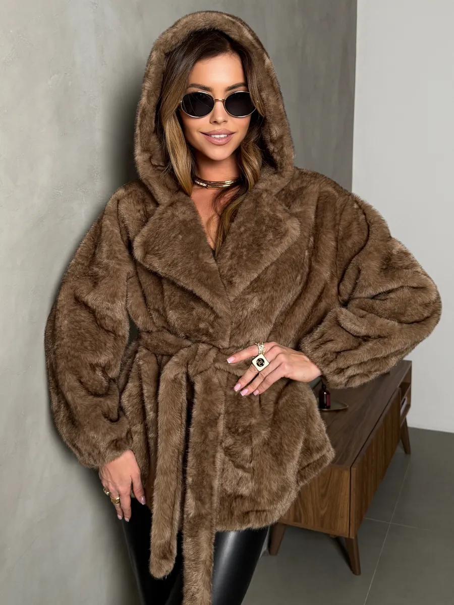 Коричневая шуба искусственная зимняя короткая с капюшоном