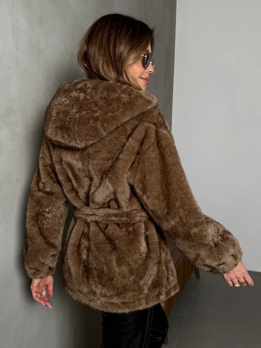 Коричневая шуба искусственная зимняя короткая с капюшоном