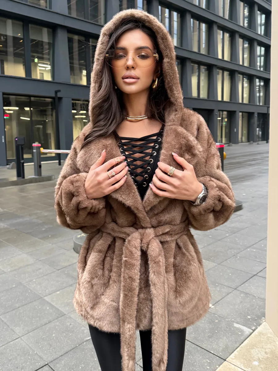 Коричневая шуба искусственная зимняя короткая с капюшоном