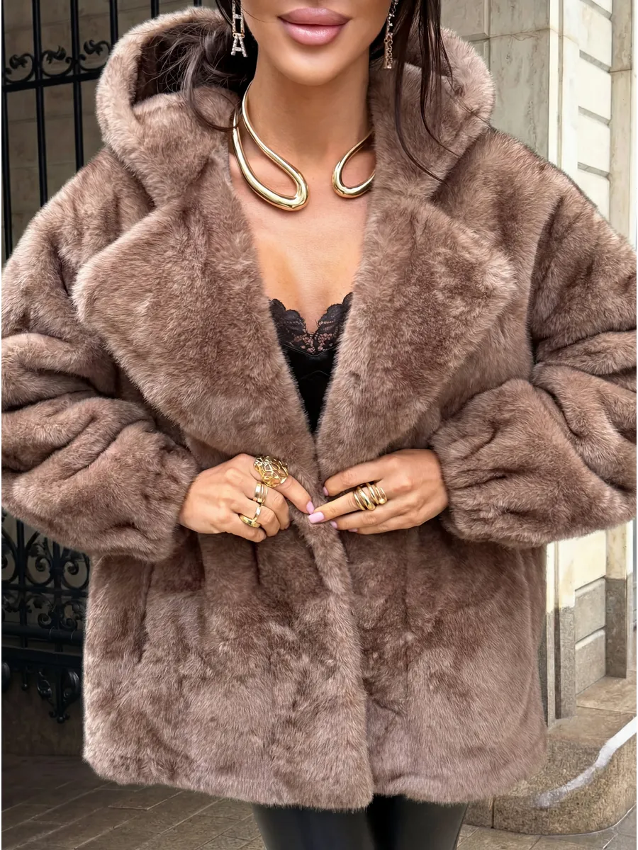 Шуба искусственная зимняя короткая с капюшоном