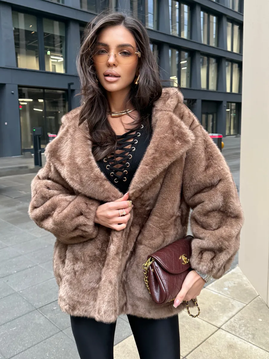 Коричневая шуба искусственная зимняя короткая с капюшоном