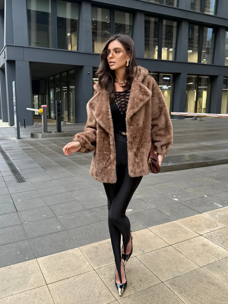 Коричневая шуба искусственная зимняя короткая с капюшоном