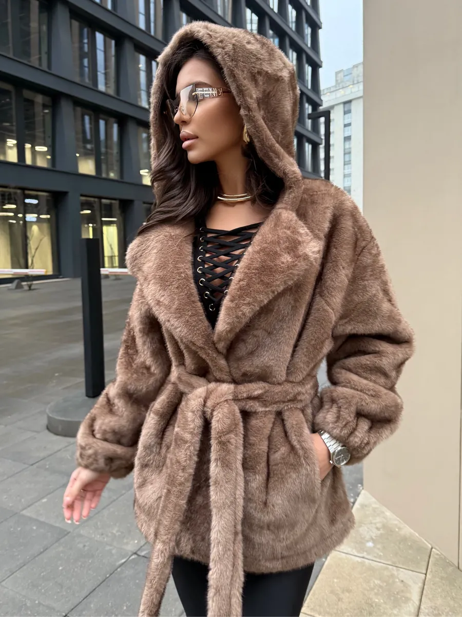 Коричневая шуба искусственная зимняя короткая с капюшоном