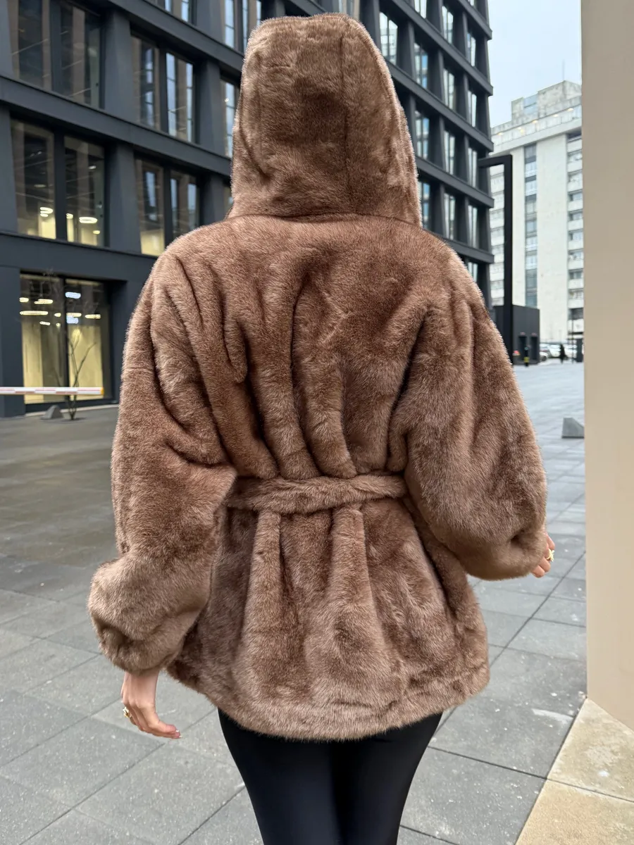 Коричневая шуба искусственная зимняя короткая с капюшоном