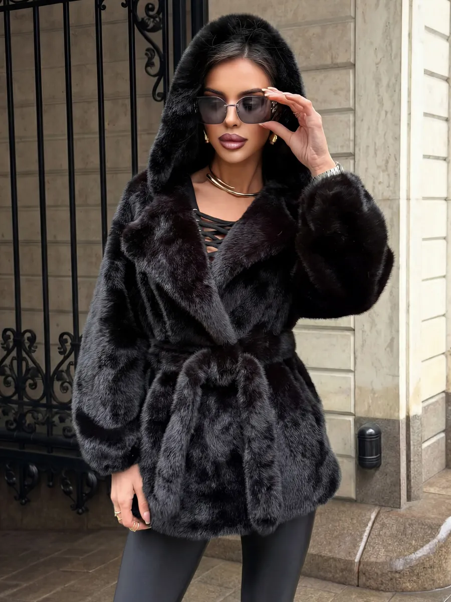 Шуба искусственная зимняя короткая с капюшоном