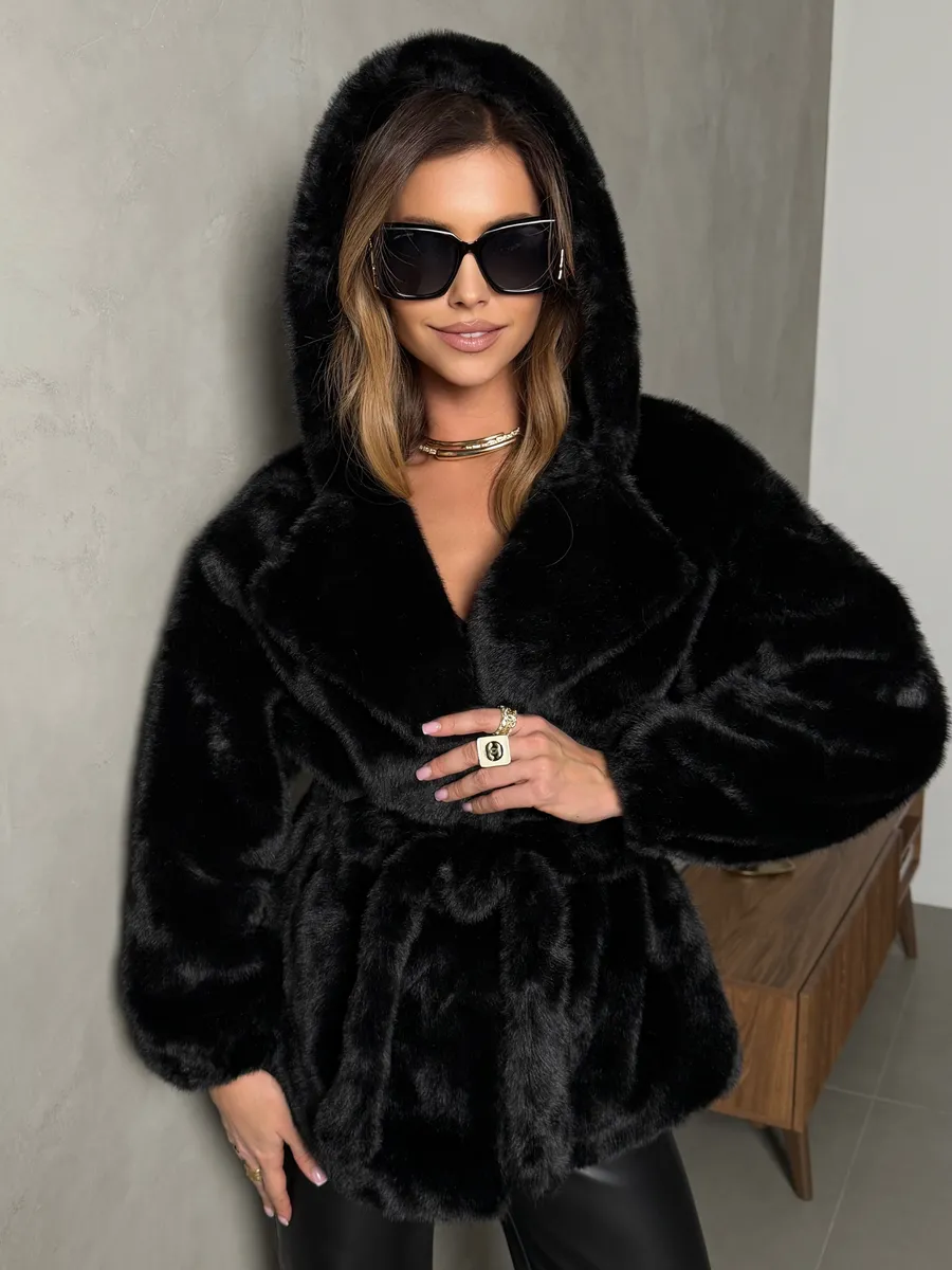 Черная шуба искусственная зимняя короткая с капюшоном