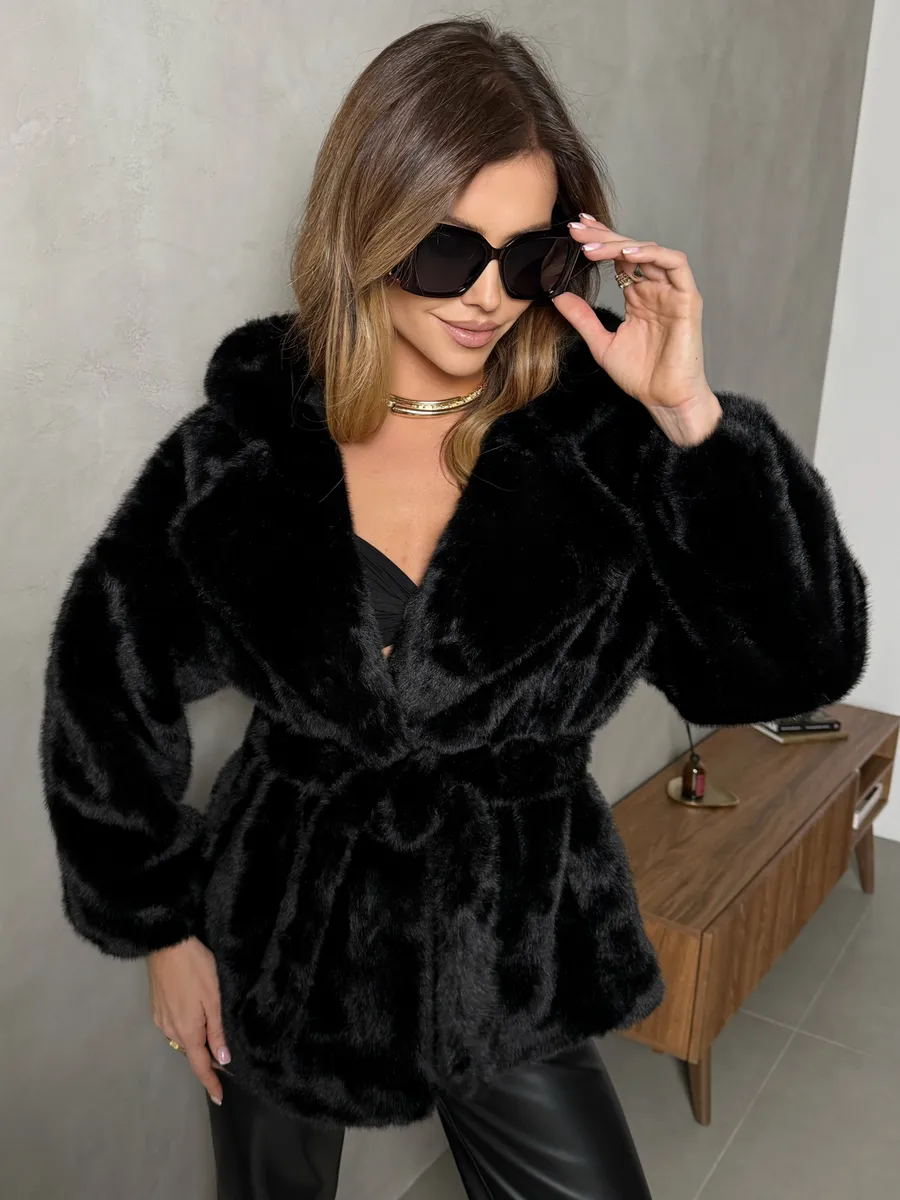 Черная шуба искусственная зимняя короткая с капюшоном
