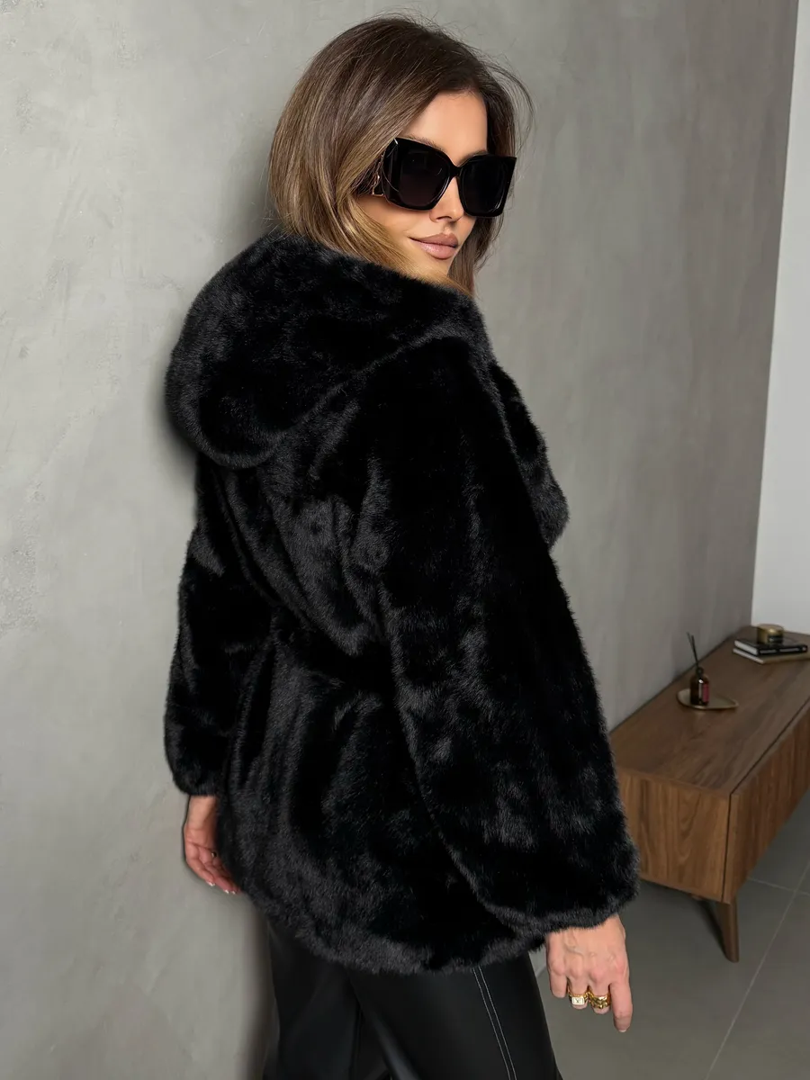 Черная шуба искусственная зимняя короткая с капюшоном