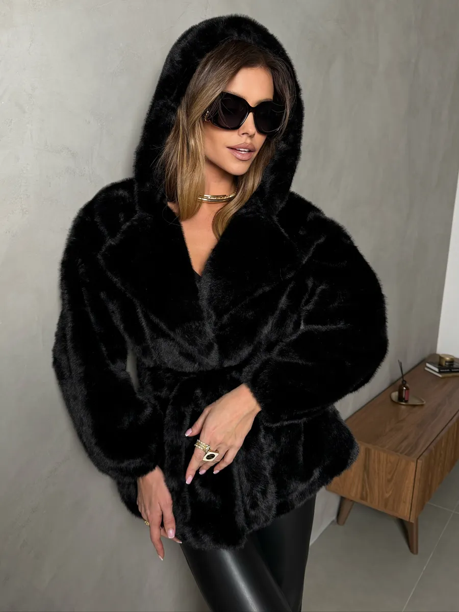 Черная шуба искусственная зимняя короткая с капюшоном