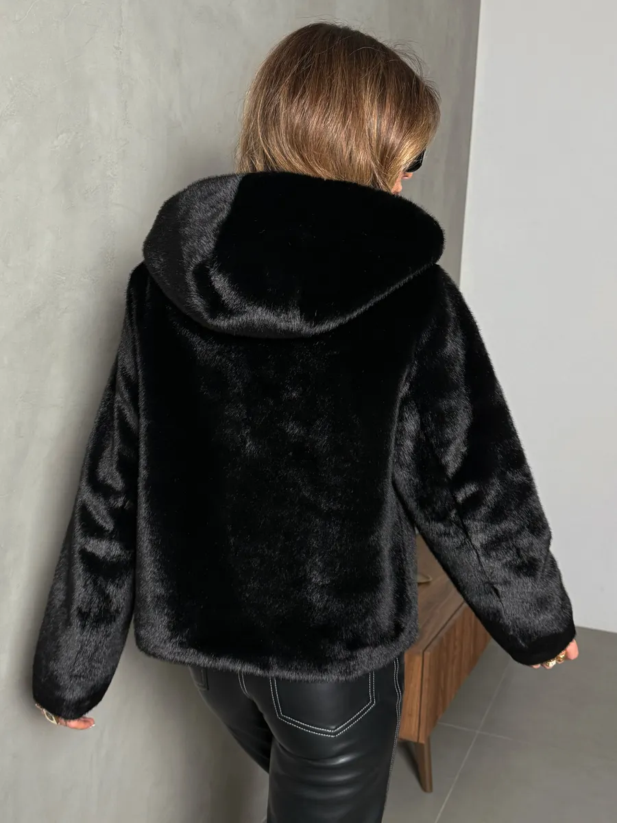 Черная шуба искусственная зимняя короткая с капюшоном